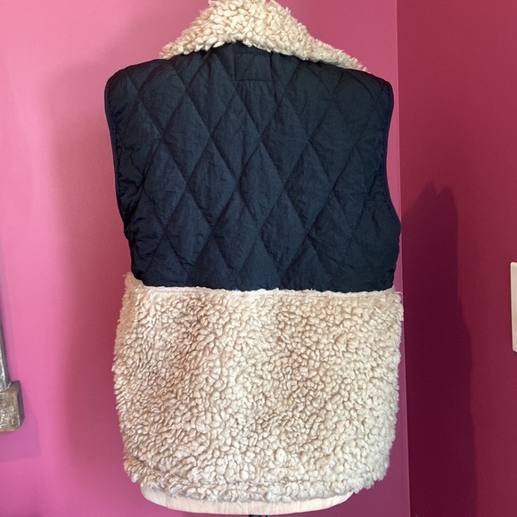 Abercrombie & Fitch Faux Shearling Zip Up Vest Small - Picture 4 of 5